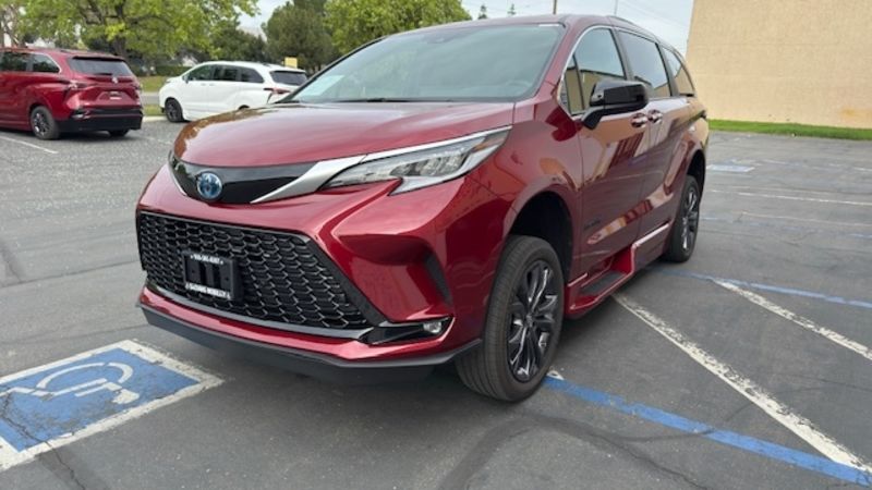 2024 Toyota Sienna BraunAbility Toyota Sienna Hybrid Power Foldout wheelchair van for sale